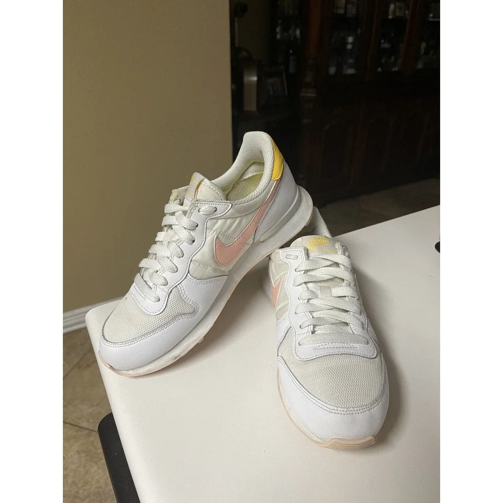 Nike‎ Internationalist Womens 6.5 White Pink Running Casual Sneakers Shoes